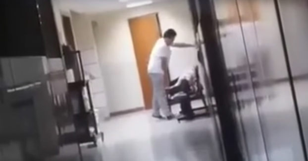 Un médico frota sus genitales en la cara de una mujer dormida en un hospital (Vídeo)
