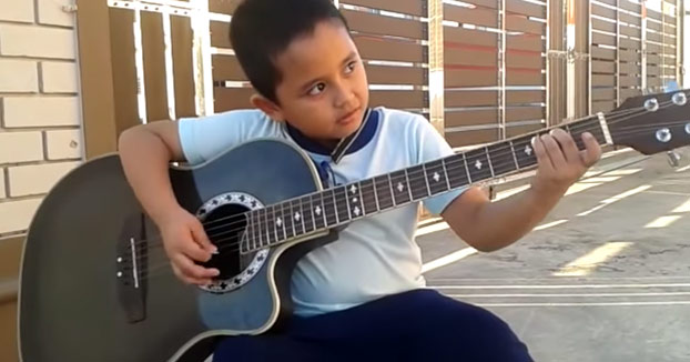Niño de seis años tocando con su guitarra 'Nothing Else Matter' de Metallica