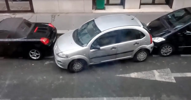 Mujer aparcando. El sitio es pequeño pero ella no tiene problema en hacer hueco