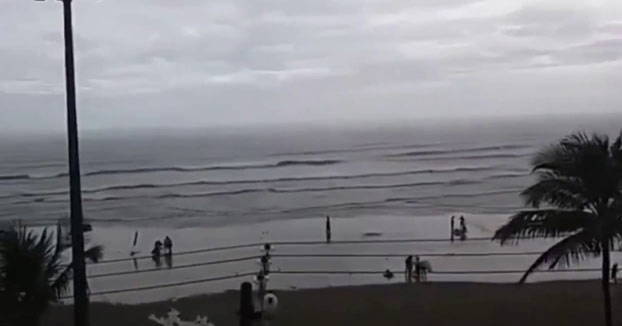 Momento exacto en el que a una turista le cae un rayo en la playa y cae al suelo fulminada