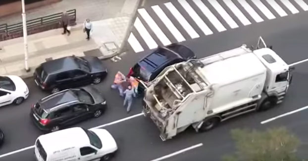 Operarios de limpieza se lían a puñetazos en plena calle con dos conductores en Tenerife (Vídeo)