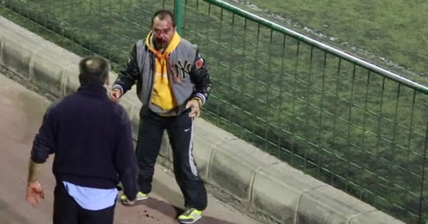 Vergonzoso: Salvaje pelea entre dos padres en el partido de sus hijos en Canarias (Vídeo)