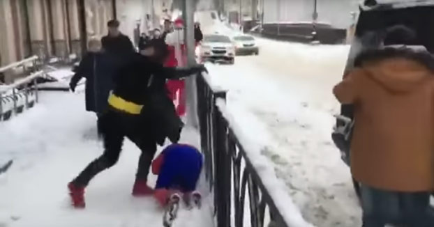 Mientras tanto, en Rusia: Épica batalla entre Batman y Spiderman