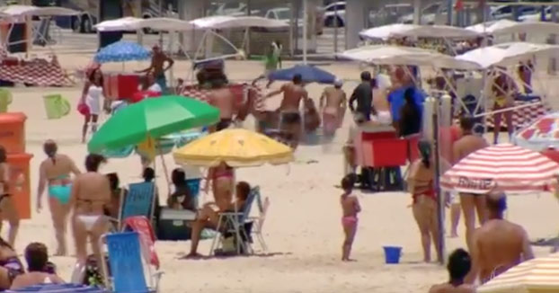 A la caza: Bañistas persiguiendo a un ladrón por toda la playa