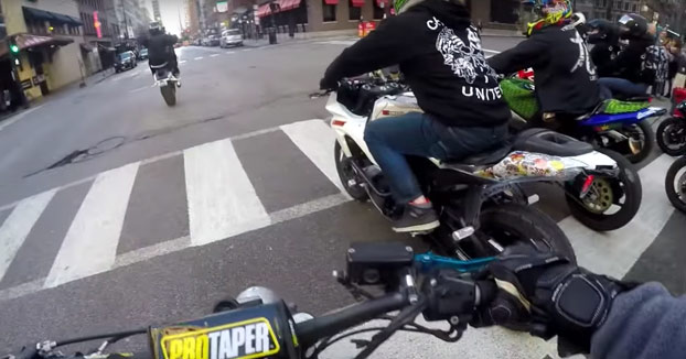 La policía de Chicago está investigando este vídeo en el que un agente le tira un vaso de café a un motorista
