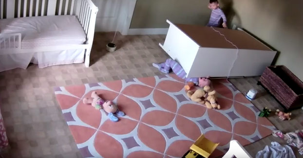 Un niño de dos años levanta una cómoda para salvar a su hermano gemelo atrapado