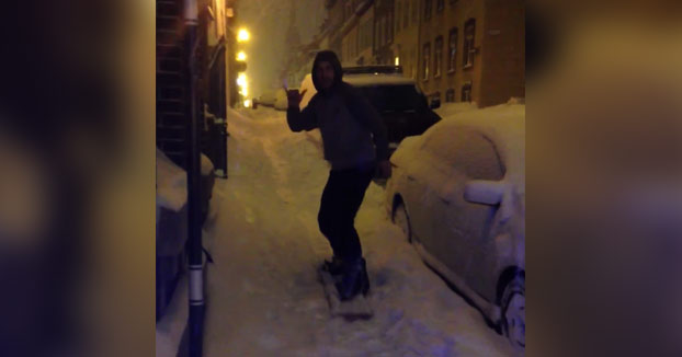 Cae una tremenda nevada en la ciudad y aprovecha para sacar su tabla de snow