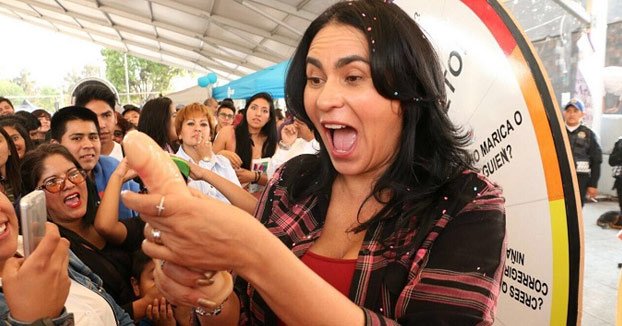La ministra mexicana Dione Anguiano enseña a los jóvenes cómo poner un condón con la boca