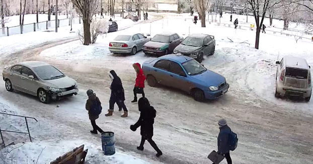 Aparca en una curva un día nevado y todos los coches chocan contra él