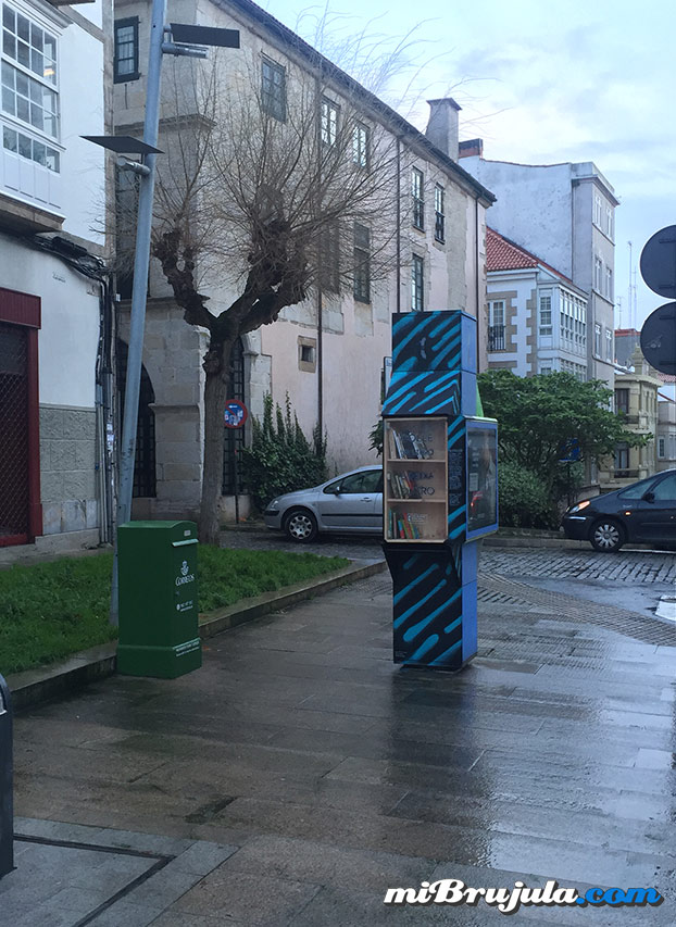 Genial iniciativa llevada a cabo en una cabina telefónica de A Coruña