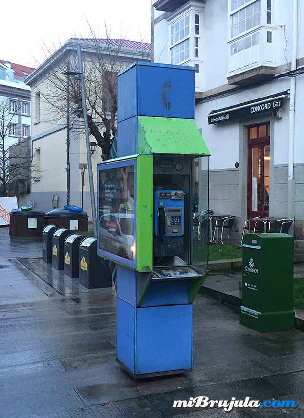 Genial iniciativa llevada a cabo en una cabina telefónica de A Coruña