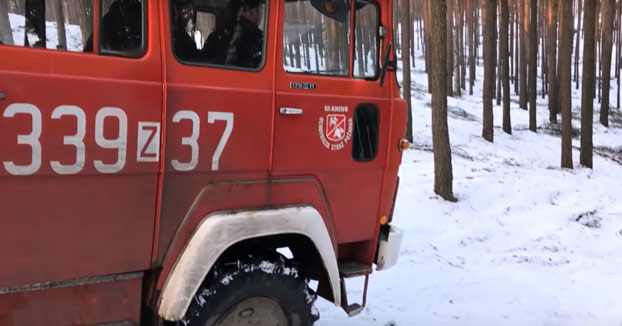 No es fácil bajar con un camión de bomberos por la nieve. Y más aún cuando estás rodeado de árboles