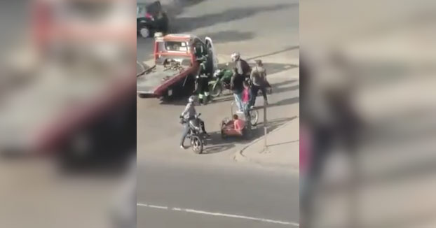 Un hombre le lanza un casco de moto a un policía y lo deja KO