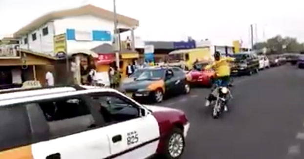 Ojo al control de este hombre con la moto. Sin manos