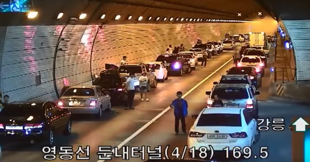 La gran coordinación de todos conductores en un accidente en pleno túnel de Corea del Sur