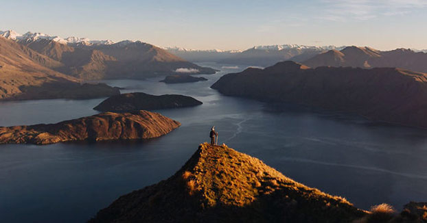 Este fotógrafo viaja por Nueva Zelanda con un disfraz de Gandalf y sus fotos son épicas