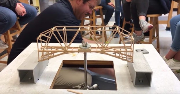 Estudiantes de física diseñan puentes y prueban en clase su resistencia