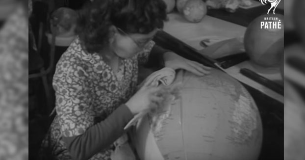 Así se fabricaban artesanalmente los globos terráqueos en 1949