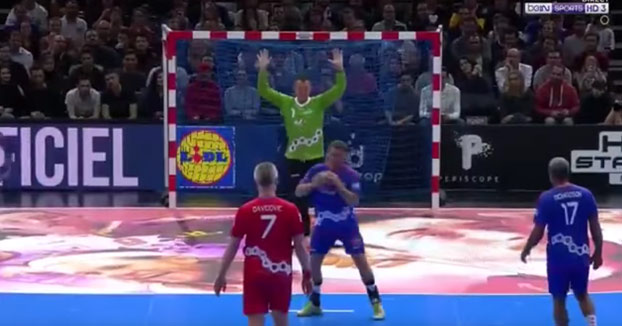 Épico gol de Grégory Anquetil en un partido de balonmano. Necesitarás la repetición para verlo