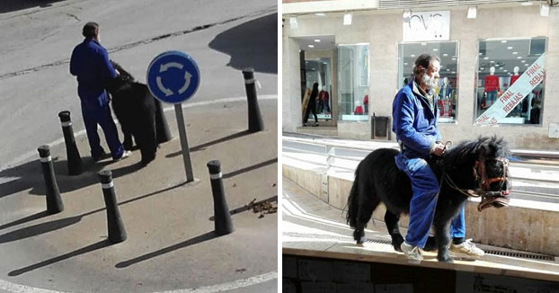 Un hombre ata a su poni en una rotonda de Valdepeñas para irse de bares y regresa a casa montado en él