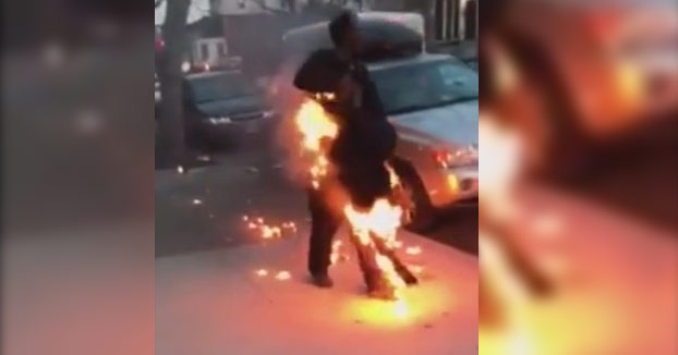 Un hombre se prende fuego en plena calle de Nueva York y sigue caminando como si nada