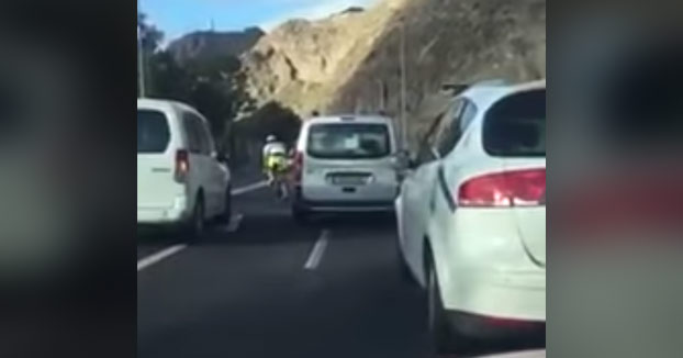 Intenta atropellar a un ciclista en Tenerife y resulta que era un policía (Vídeo)