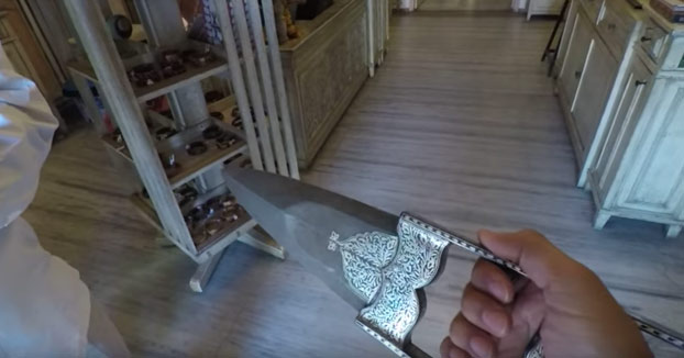 Así funciona el cuchillo-tijera, una antigua arma india
