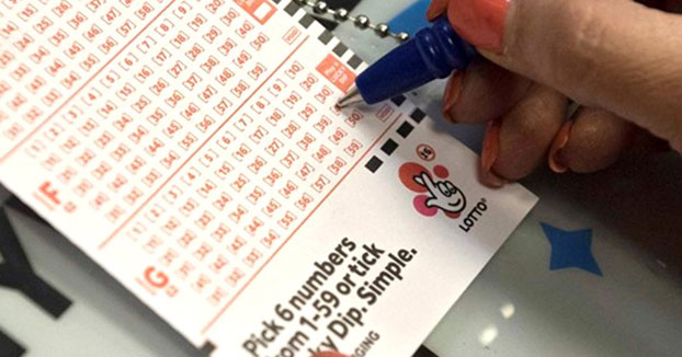 Tras ganar la lotería, se divorcia y se casa con una joven que huye con parte del dinero