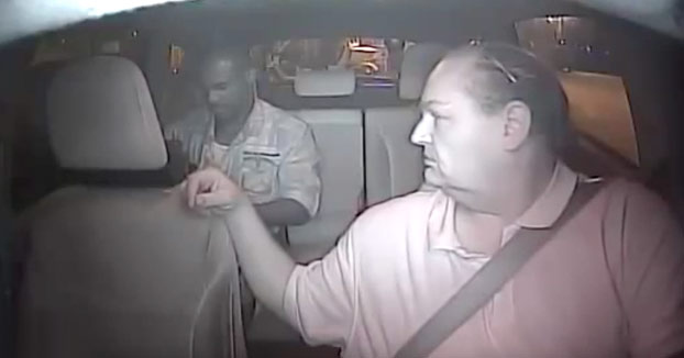 Estrangula y roba a un taxista en Las Vegas. Todo quedó registrado por la cámara interior