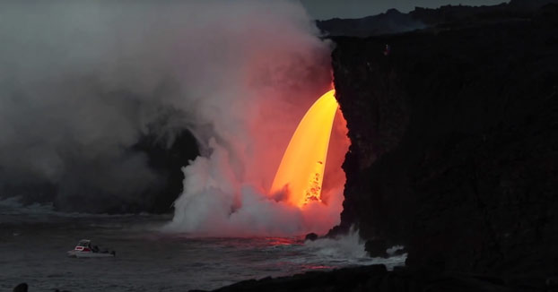 Impresionante tubo de lava estabilizado cayendo sobre el mar desde 20 metros de altura