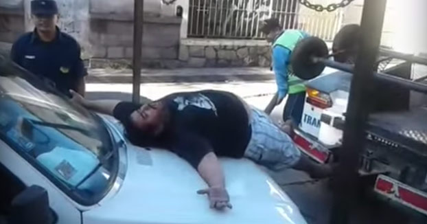 Así es como reaccionó este hombre para evitar que la grúa se llevase su coche