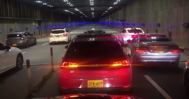 Destroza su Mercedes durante una carrera ilegal en un túnel de la Avenida Colombia en Cali (Vídeo)