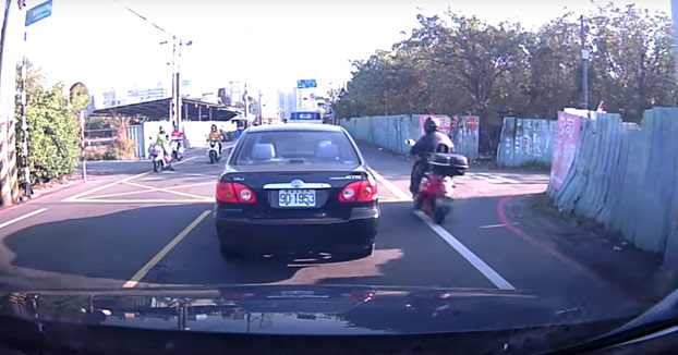 Accidente entre dos motoristas y así es como reacciona la gente...