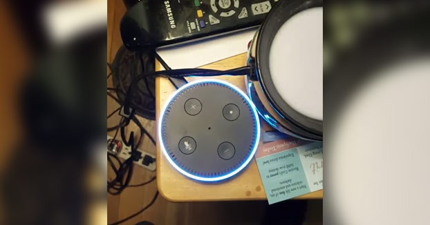 La reacción del robot Alexa de Amazon al preguntarle si está conectado con la CIA