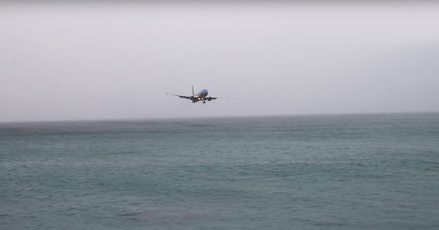 Un Boeing 737 casi se estrella en el mar Caribe al intentar aterrizar en Saint Maarten (Vídeo)