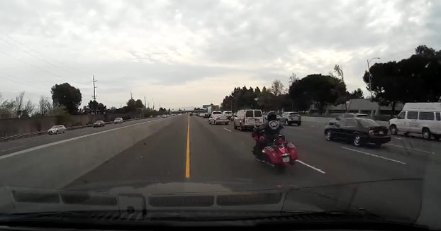 Cambia de carril y el motorista que estaba adelantando choca contra él y se va al suelo