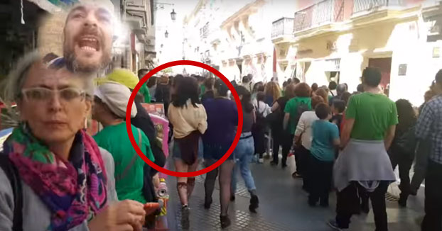 Una chica le escupe a la cara a Karlos Puest sin ningún motivo (Vídeo)