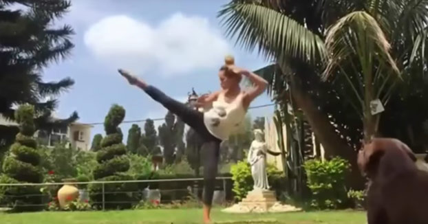 Esta chica nos hace una clase de Yoga con dos cojones