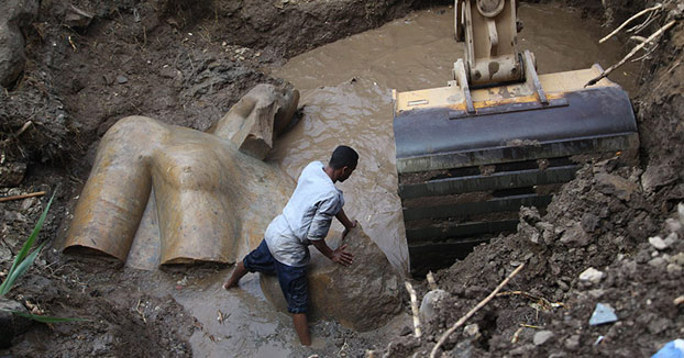 Descubren una importante estatua del faraón Ramsés II de 3000 años de antigüedad en un suburbio de El Cairo