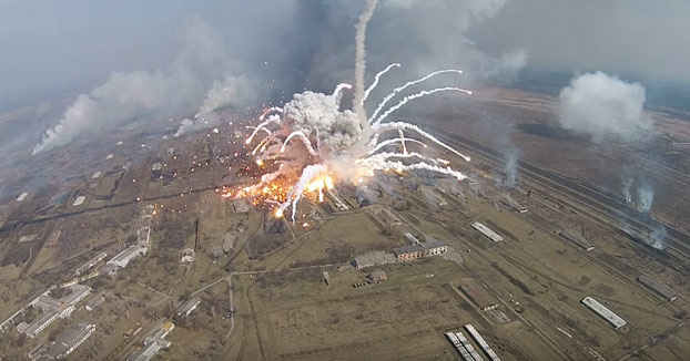 Un drone graba las explosiones producidas en el almacén de armas más grande de Ucrania