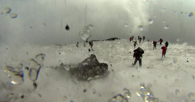 Un equipo de la BBC y un grupo de turistas sorprendidos por la explosión de un cráter del Etna (Vídeo)