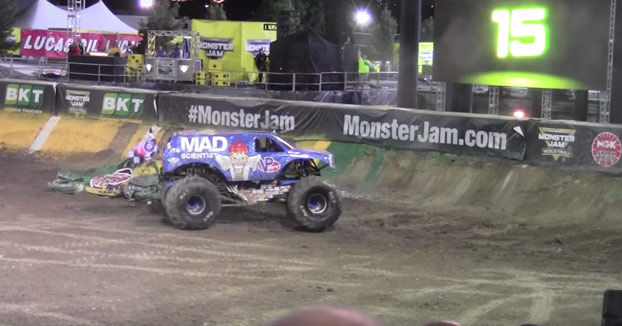 Hace un brutal Front Flip con este Monster Jam, pero se viene demasiado arriba