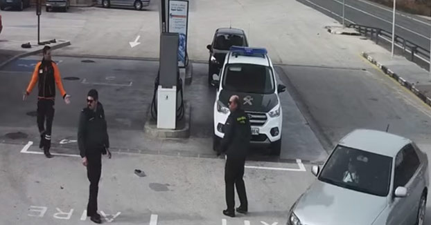 Un Guardia Civil y un empleado de una gasolinera de Alicante se salvan de milagro de ser atropellados (Vídeo)