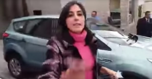 Graba a su mujer saliendo de un hotel con su amante y las redes no la perdonan