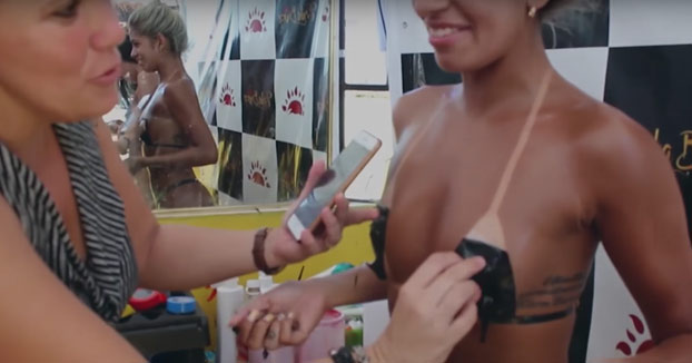 Mujeres brasileñas consiguiendo una marca de bikini perfecta con cinta adhesiva
