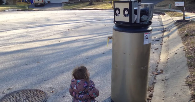 Momento en el que mi hija conoce a un robot