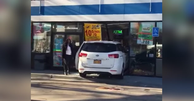 Una mujer se cabrea con dos hombres que la están grabando después de que chocara su coche contra una gasolinera