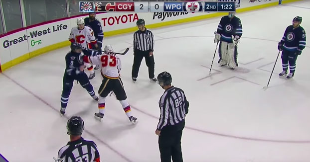 Sangrienta pelea entre dos jugadores de hockey durante un partido de la NHL