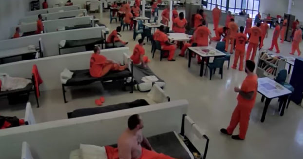Un preso intenta estrangular a un guardia con una toalla (Vídeo)