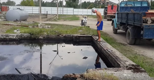 Se le ocurre la ''brillante'' idea de bañarse en una piscina de aceite